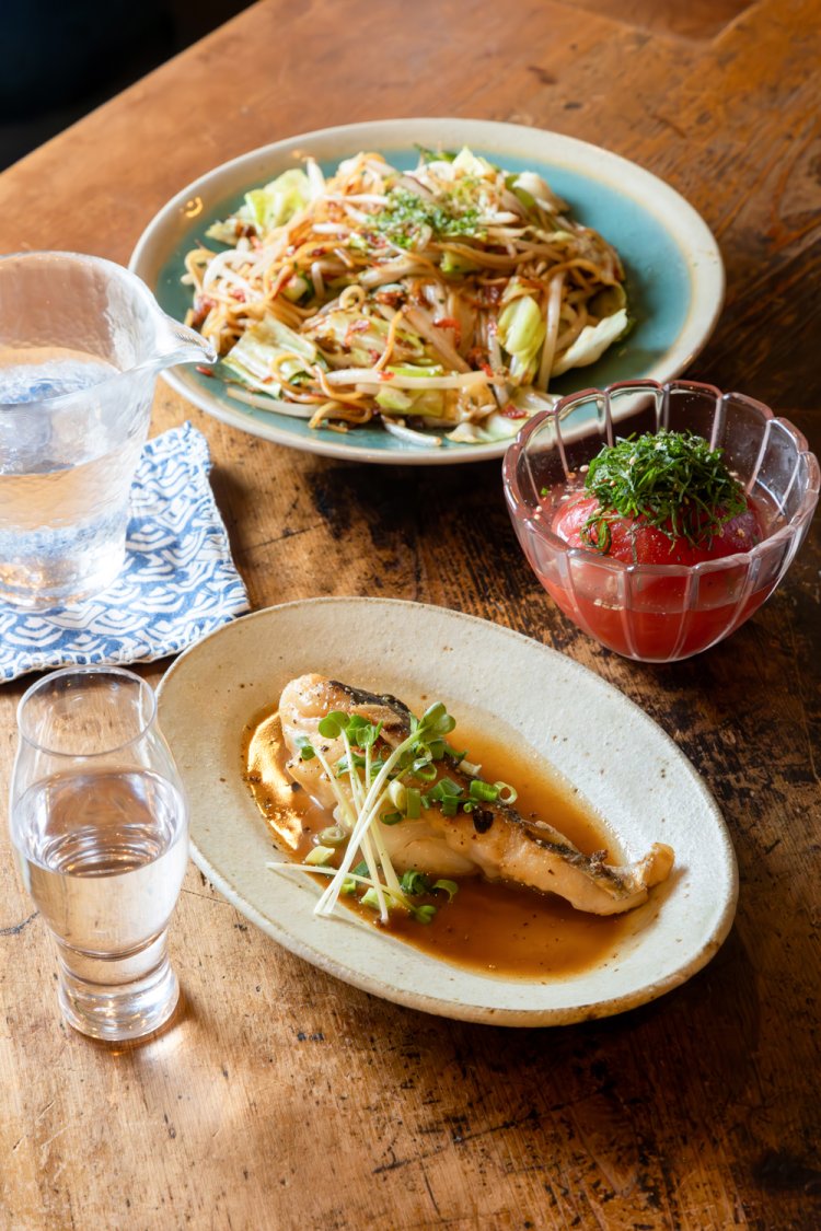 タラポンバター580円、トマトピクルス500円、初代考案のキャベツ炒め580円は焼きそば風。