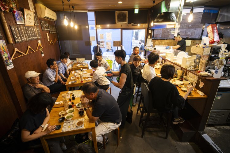 おじさんも若い女性も憩える。