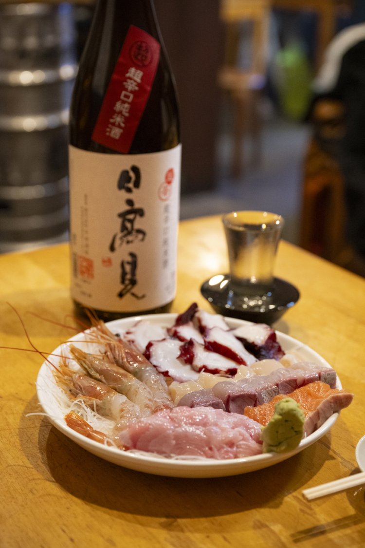6種ほど並ぶおまかせ盛り。この日は甘エビに口でとろけるマグロ脳 天、ブリなど。日本酒は白鹿330円以外、各660円。