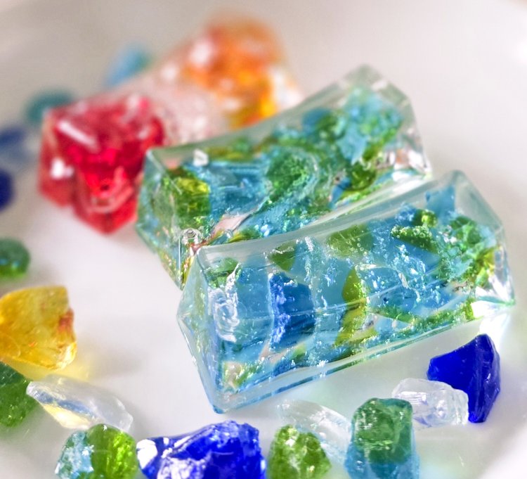 沖縄伝統工芸の琉球カレットを使ったアクセサリー作りの体験（有料）もできる。