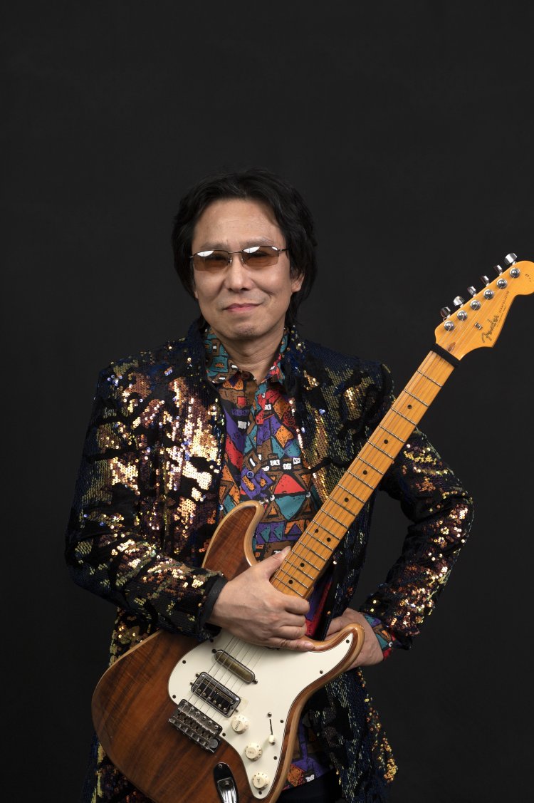 出演する歌手のイクマあきら。