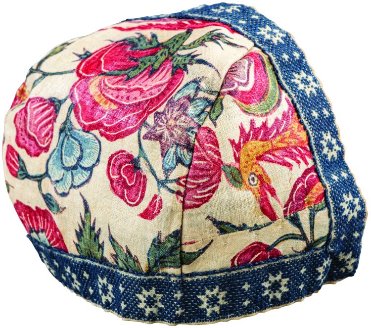 《白地花文様更紗女児用帽子》18世紀　Karun Thakar Collection, London. Photo by Desmond Brambley。