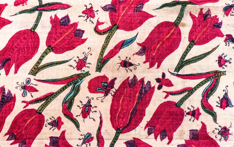 《白地チューリップ虫文様更紗裂》1700-30年頃　Karun Thakar Collection, London. Photo by Desmond Brambley。