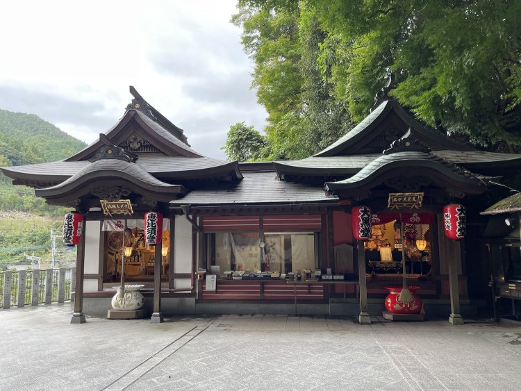 えびす様と大黒様が並んで祀られることも多い（福岡県「南蔵院」）。