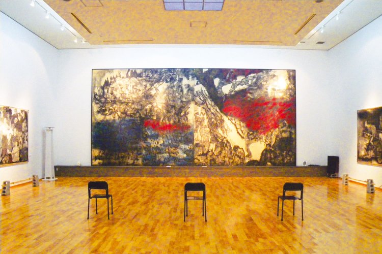 『佐喜眞美術館』。丸木位里（いり）・俊夫妻の描いた『沖縄戦の図』が常設展示される。