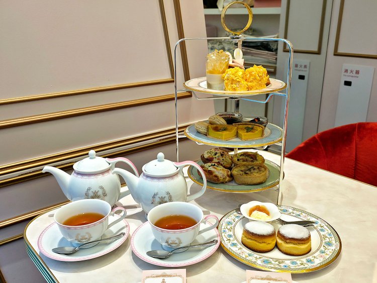 季節のアフタヌーンティー（ドリンク付）1人4400円※2人分より注文可、写真は2人分。