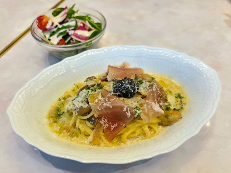 トリュフと生ハムのポルチーニクリームソースパスタ1430円。