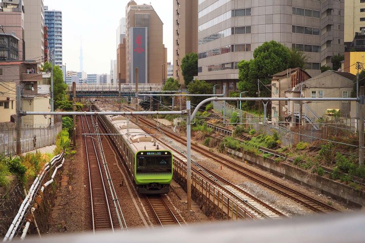 池袋駅～大塚駅間の跨線橋・栄橋は、線路の先にスカイツリーが見える絶好スポット。