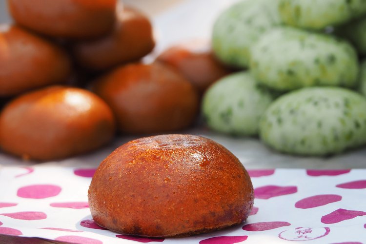 『谷中福丸饅頭』のかりんとう饅頭90円はカリッとした新食感でくせになるおいしさ。手みやげにぴったりな9個入り黒糖まんじゅう120円も。