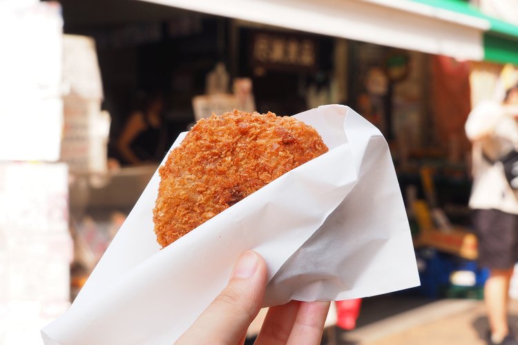 老舗の精肉店『肉のサトー』のメンチカツ250円。迷ったらとりあえずこれをパクリ！