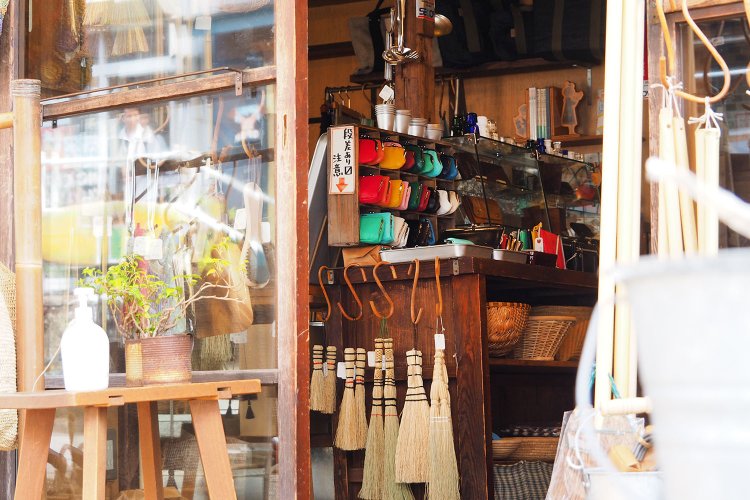 「夕やけだんだん」のそばに店を構える荒物雑貨店『谷中 松野屋』には、つい欲しくなる良質な暮らしの道具がずらり。