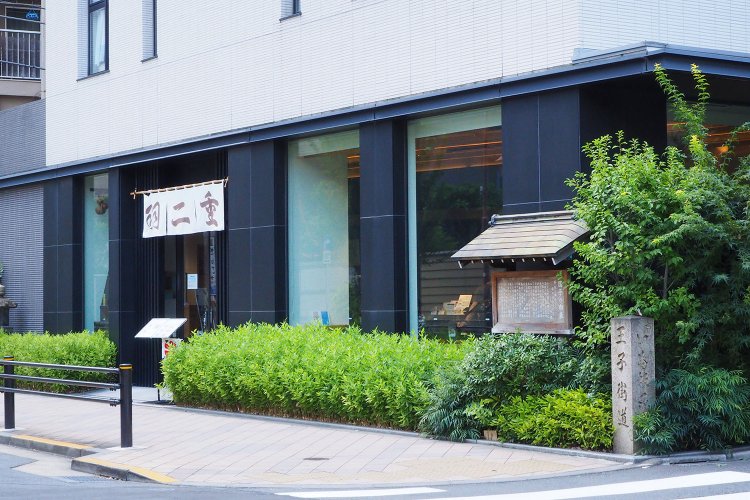 2019年にリニューアルし店内の様子がガラス越しに見えるようになった『羽二重団子』の店舗。写真右手に芋坂があった。