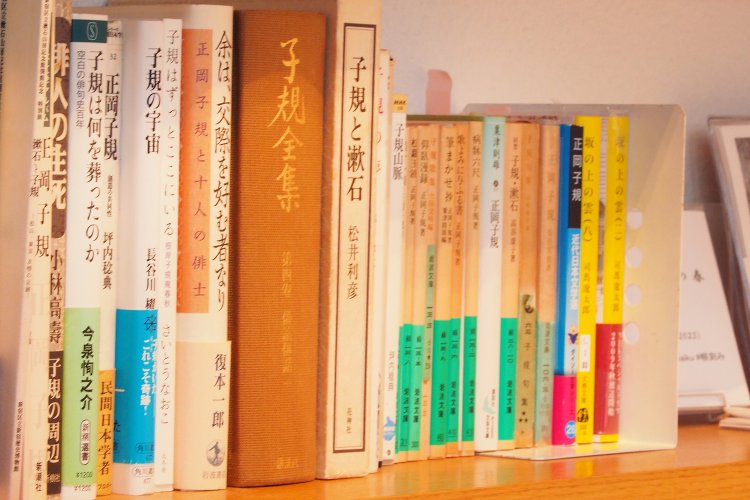 店内には、店にゆかりある本も並んでいる。