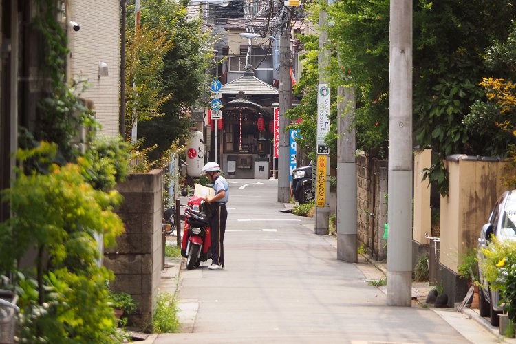 路地の奥に見えた「よみせ通り」の延命地蔵尊。「よみせ通り」のアーチに描かれているお地蔵様のイラストの由来。