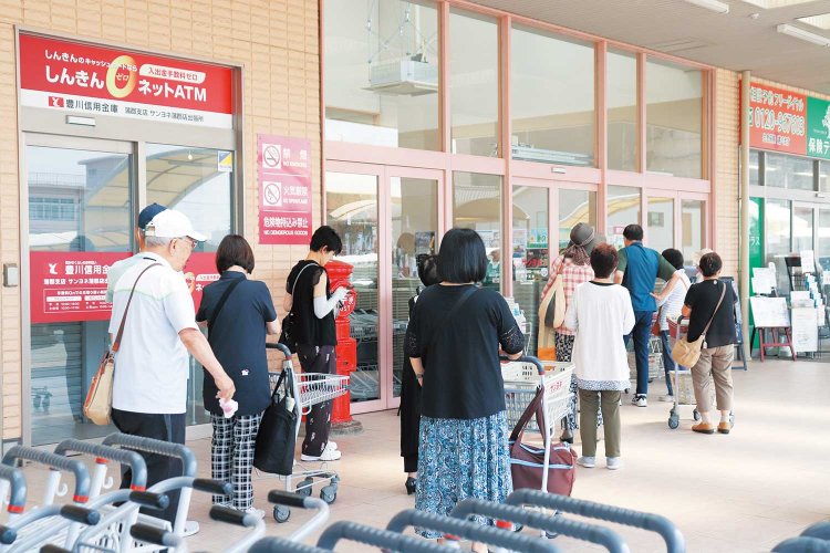 開店直前に行列が出現！　車の中で待機するのは、常連客の知恵。