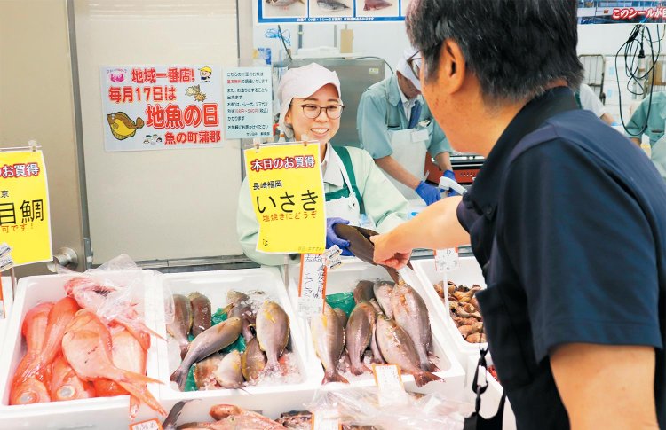 「塩焼きにしようかな」と常連さん。調理場での下処理は基本無料。