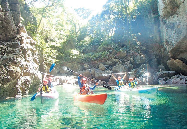 日本海版“青の洞窟”のカヌープランでは、迫力満点の自然を体験できる。