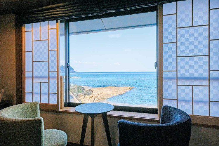 プライベートビーチさながらの海の近さだから、窓からの眺めが最高。波音が聞こえ、心地いい一夜を過ごせる。