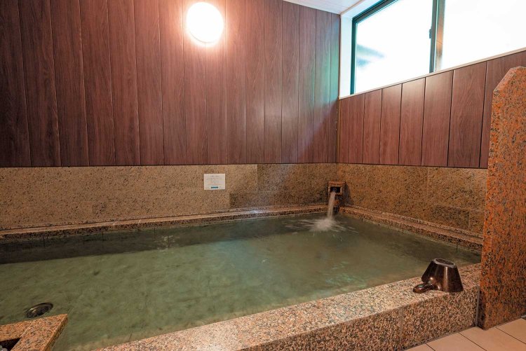 温まり効果の高い温泉を注ぐ浴室は男女別に1カ所。外にはバレルサウナを新設した。