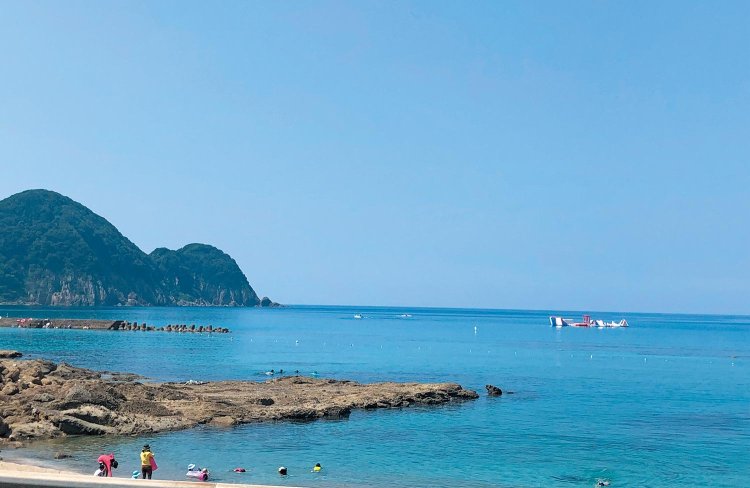 こんもりした山は猫崎半島（通称・キューピー半島）という。