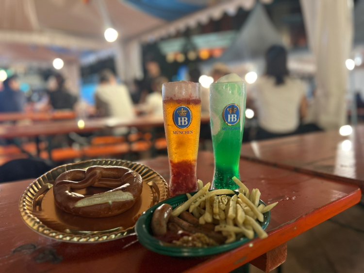 プレッツェルやソーセージといったドイツ料理も充実。