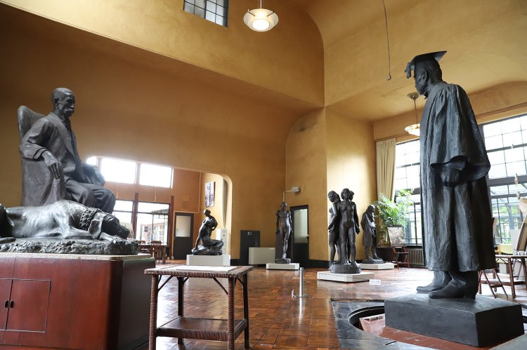 3層吹き抜けのアトリエ。普段は朝倉文夫の彫刻（写真）を展示するが、特別展は響子の作品展示に。