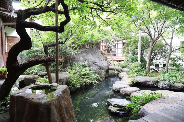 建物の中央には5つの巨石を配した五典の池。池を囲む各部屋からは中庭の異なる風情を楽しめる。