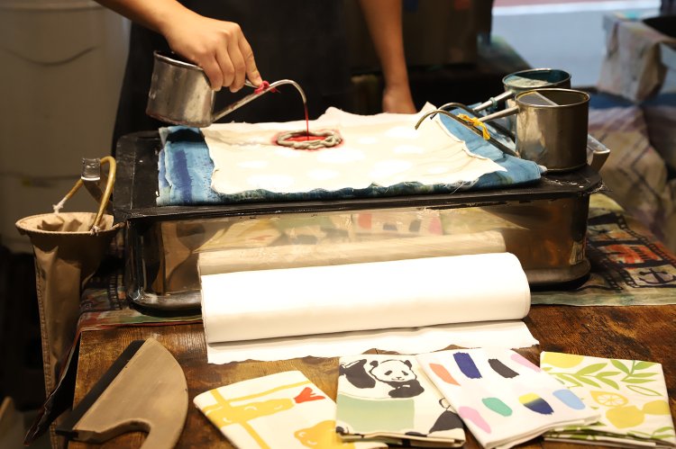 『にじゆら』がこだわる注染（ちゅうせん）という技法は、にじみも味わい。月1回程度、注染のワークショップも。※開催日は『にじゆら』公式ホームページに掲載。