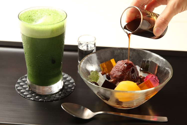 黒蜜でいただくあんみつ1540円、宇治抹茶で作る抹茶グラッセ1210円。