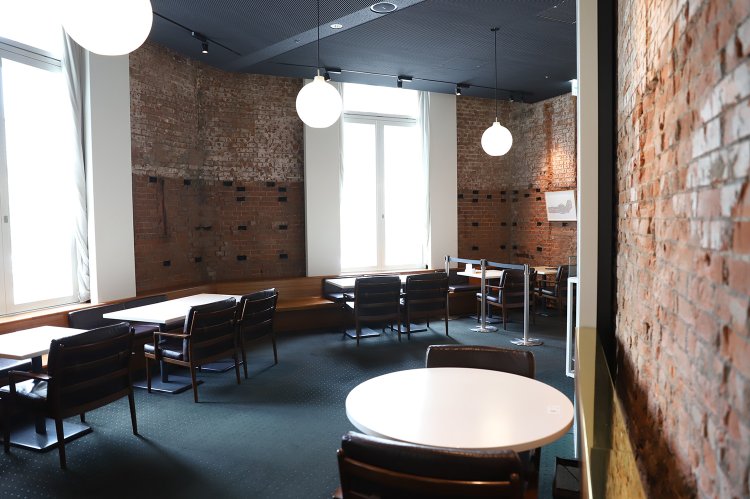 大正3年（1914）、東京駅駅舎の建設当時のレンガ壁を生かした店内。