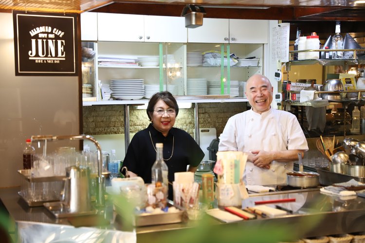 洋子さん（左）と、オムライスやパスタなど料理全般を担当するコックの遠藤さん。