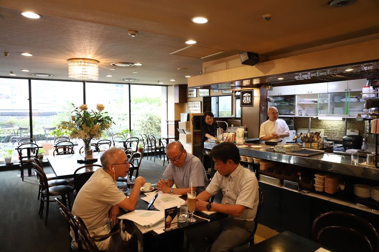 常連が集う店内。開放的な窓が特徴的。