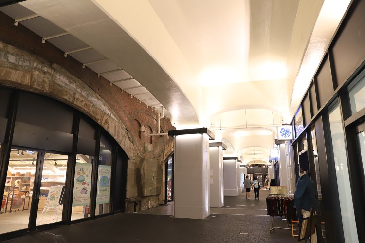 白塗りしたアーチを間接照明で上品に浮かび上がらせる。施設内で「OTOROJI Street Live」も定期開催。