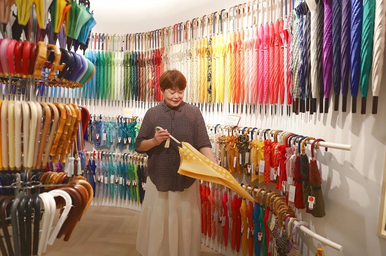 日傘を入れて600種近い本体に加え、持ち手やタッセル（ストラップ）などを自由に組み合わせられる『Tokyo noble＊』。