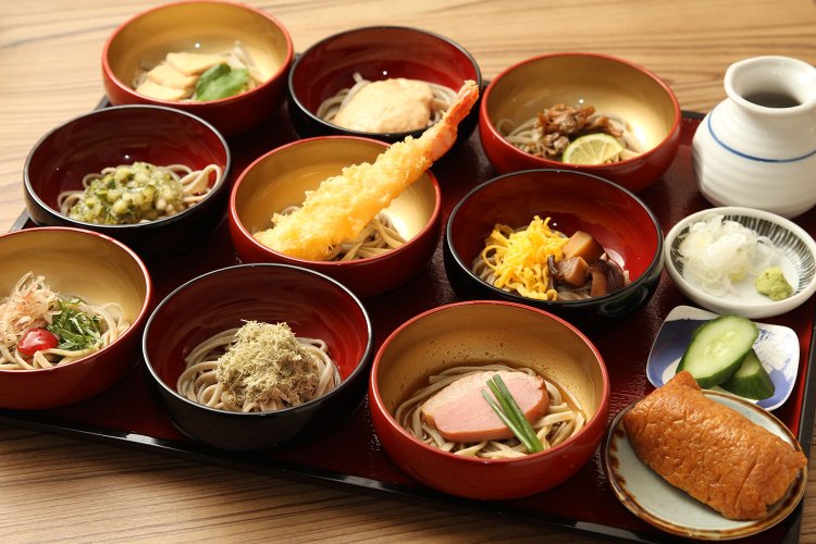 『一心』のランチ限定の江戸城門蕎麦 九門（九品）2000円は、江戸城の主要9門をイメージ。アサリの山椒煮など9種のそばを味わえる。