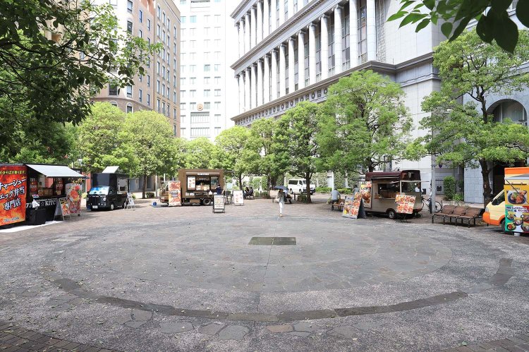 汐留イタリア街に現れる旧新橋停車場機関車用転車台。