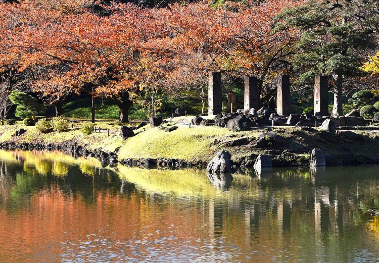 石柱付近の紅葉を望む。紅葉の見ごろは例年11月下旬〜12月上旬。