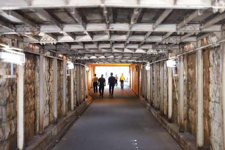 低くて長い歩行者用通路。