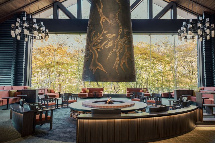 ロビーでは、色づいた木々を映し出す大きな窓と岡本太郎作の巨大な暖炉がお出迎え。