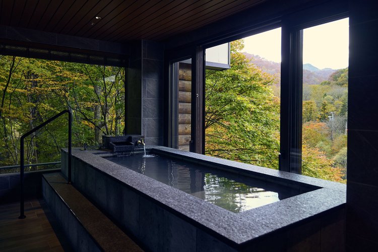 縦1.8m、横1mの客室温泉。好きな時間に好きなだけ湯浴みできる。