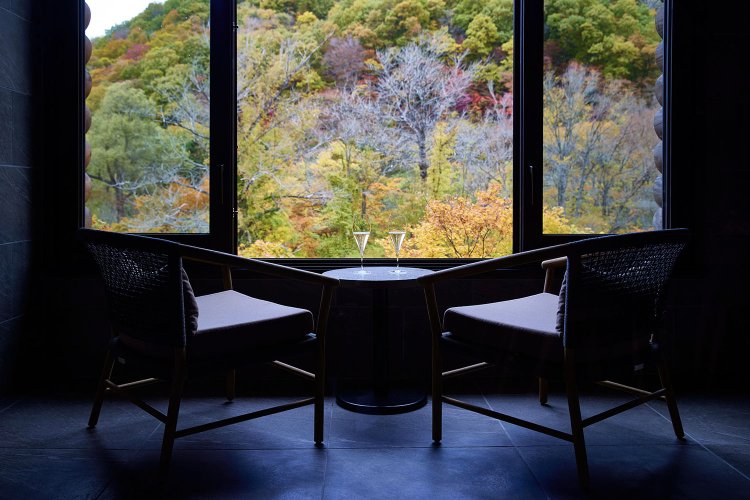 コンサバトリーはホテルの中庭を見下ろしながらくつろげる空間。