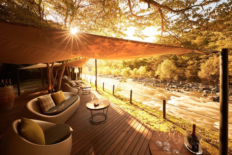 瀬音が耳に心地いいテラス席でアペリティフを。