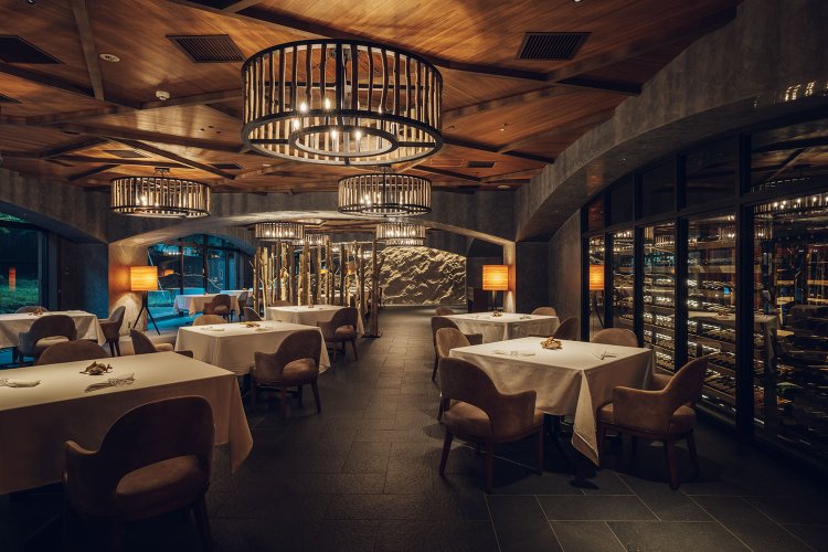 木の温かみを感じるメインダイニングに席を移して、フルコースをいただく。