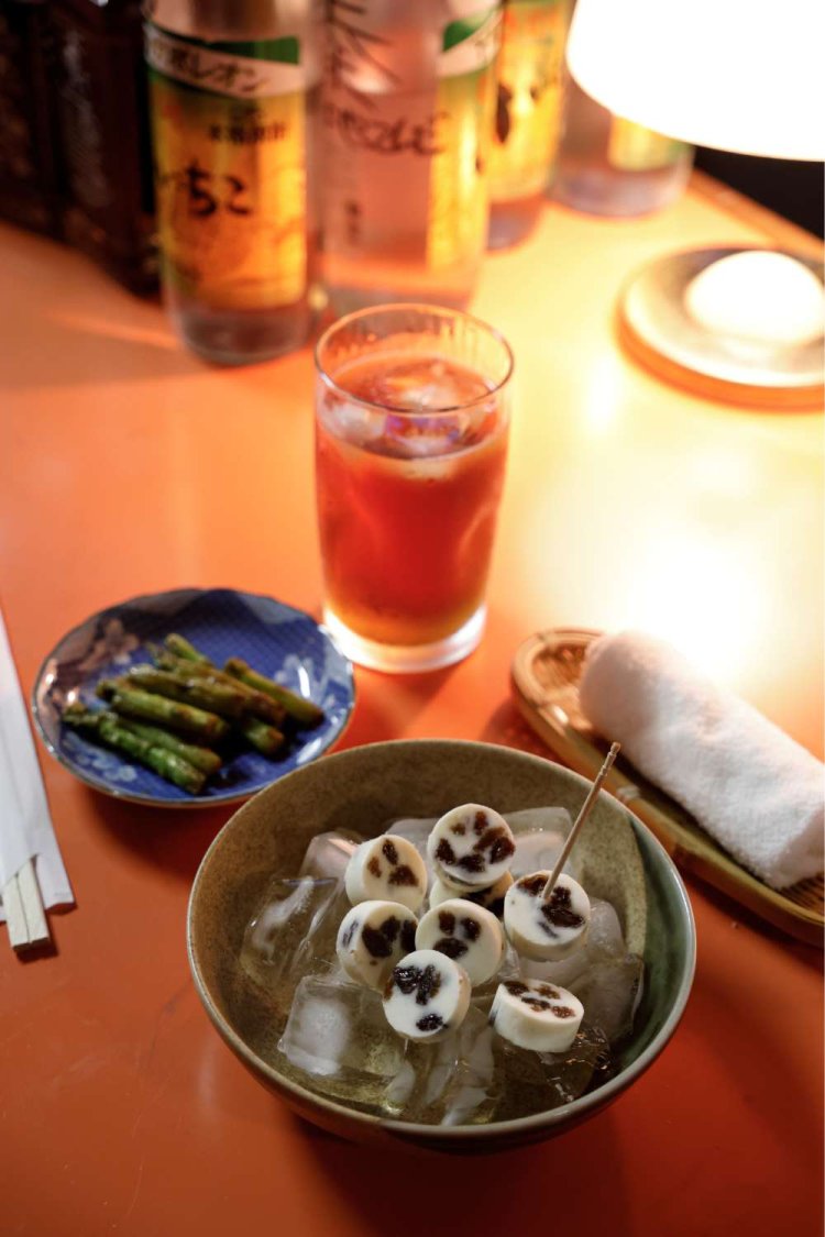 ウーロン割り500円、レーズンバター400円、カラオケ1時間1000円。