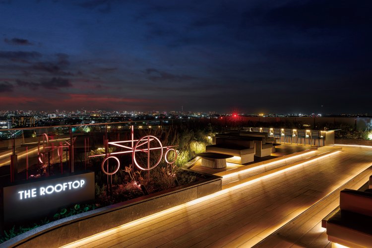 24時間開放し、夜景も美しい屋上展望デッキ「THE ROOFTOP」。