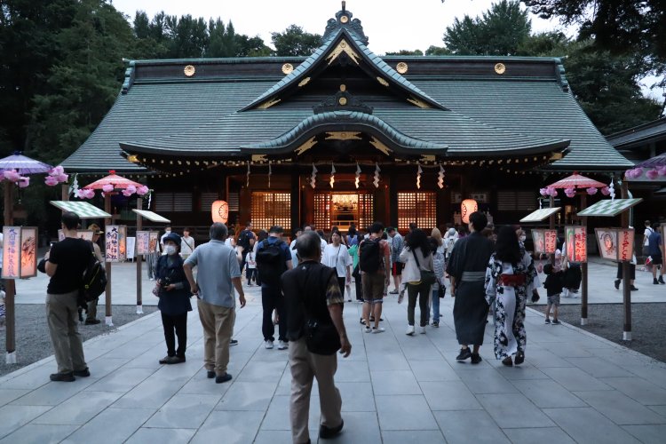 境内は行灯の明かりに包まれ、幽玄な雰囲気を醸し出す。