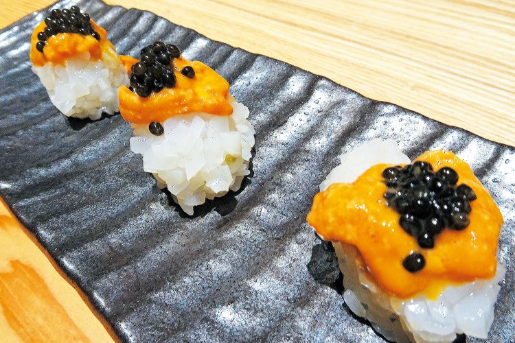 室井さんが通う『寿司栄 掛尾店』は2025年4月にリニューアル。アカイカとムラサキウニのキャビアのせ。