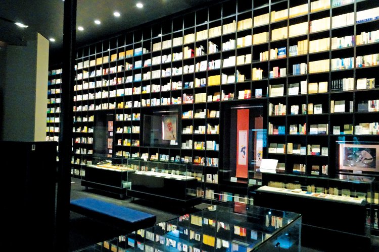 富山市の中心部に立つ『高志の国 文学館』。「わが文学館の大書架で～す。カッコイイでしょ！」。