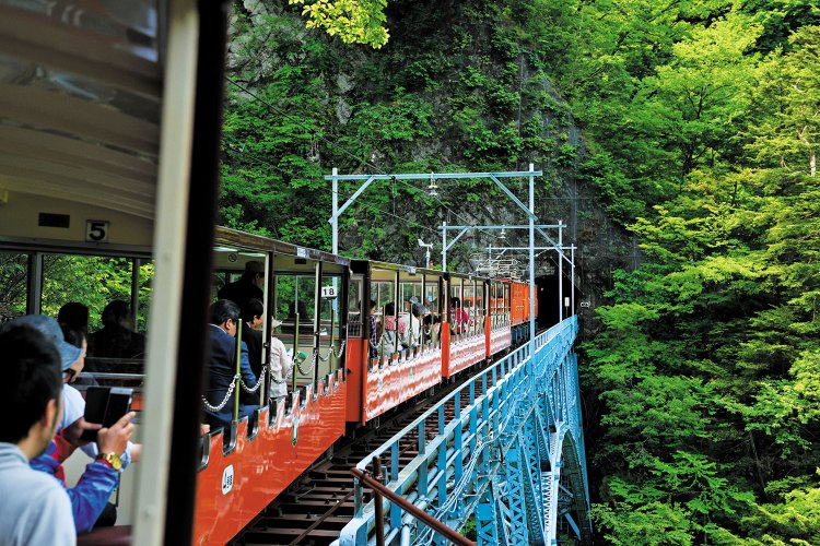 日本一深いV字峡谷を堪能できる黒部峡谷トロッコ電車。清々しい風を感じながら猫又まで。