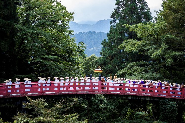 かつて立山への登拝が許されなかった女性が橋を渡り、極楽浄土を願う「布橋灌頂会」。次回は2026年に開催される（写真＝布橋灌頂会実行委員会）。